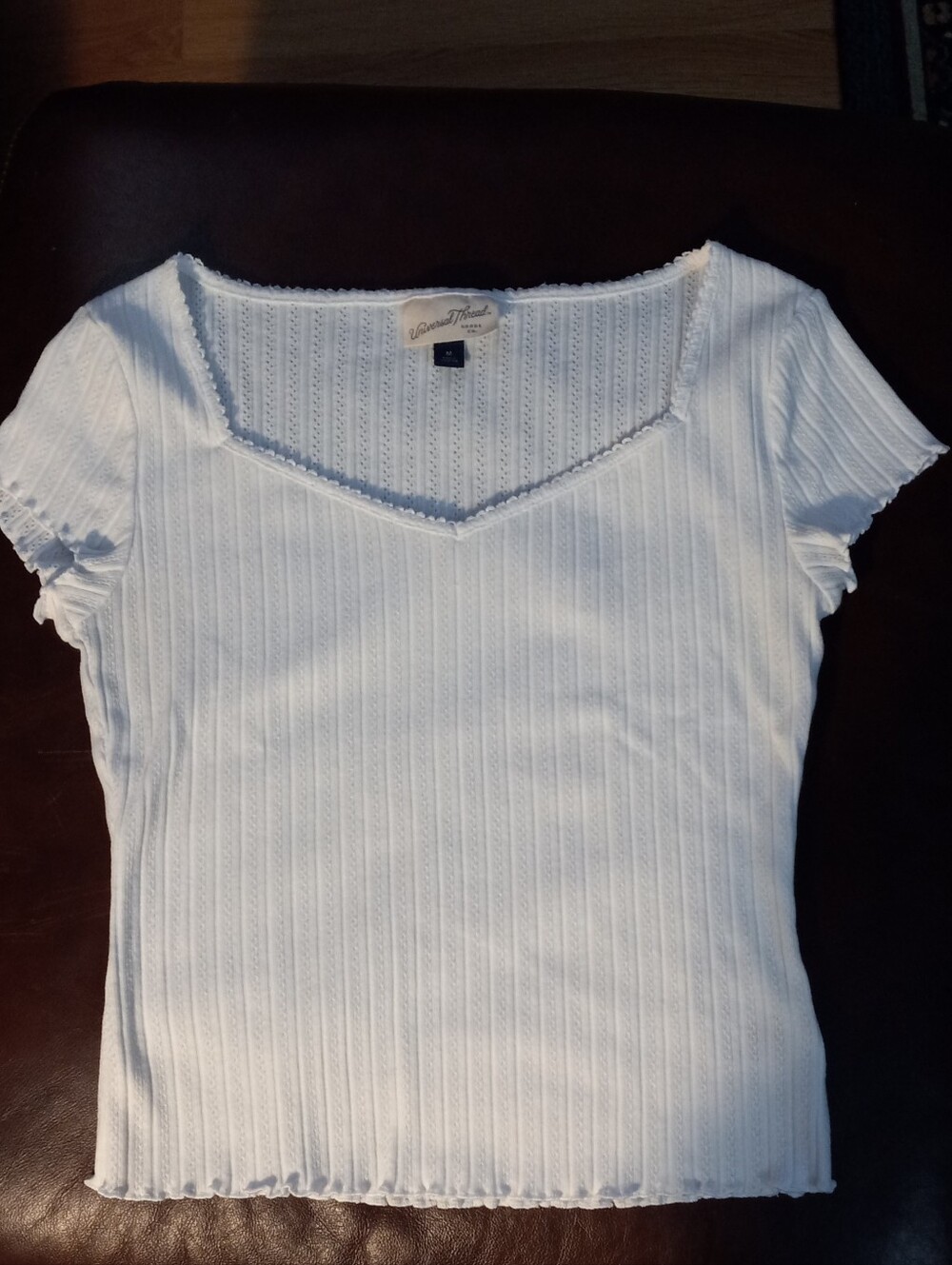 Universal Threads White Ribbed V-Neck Lettuce-Edge Tee